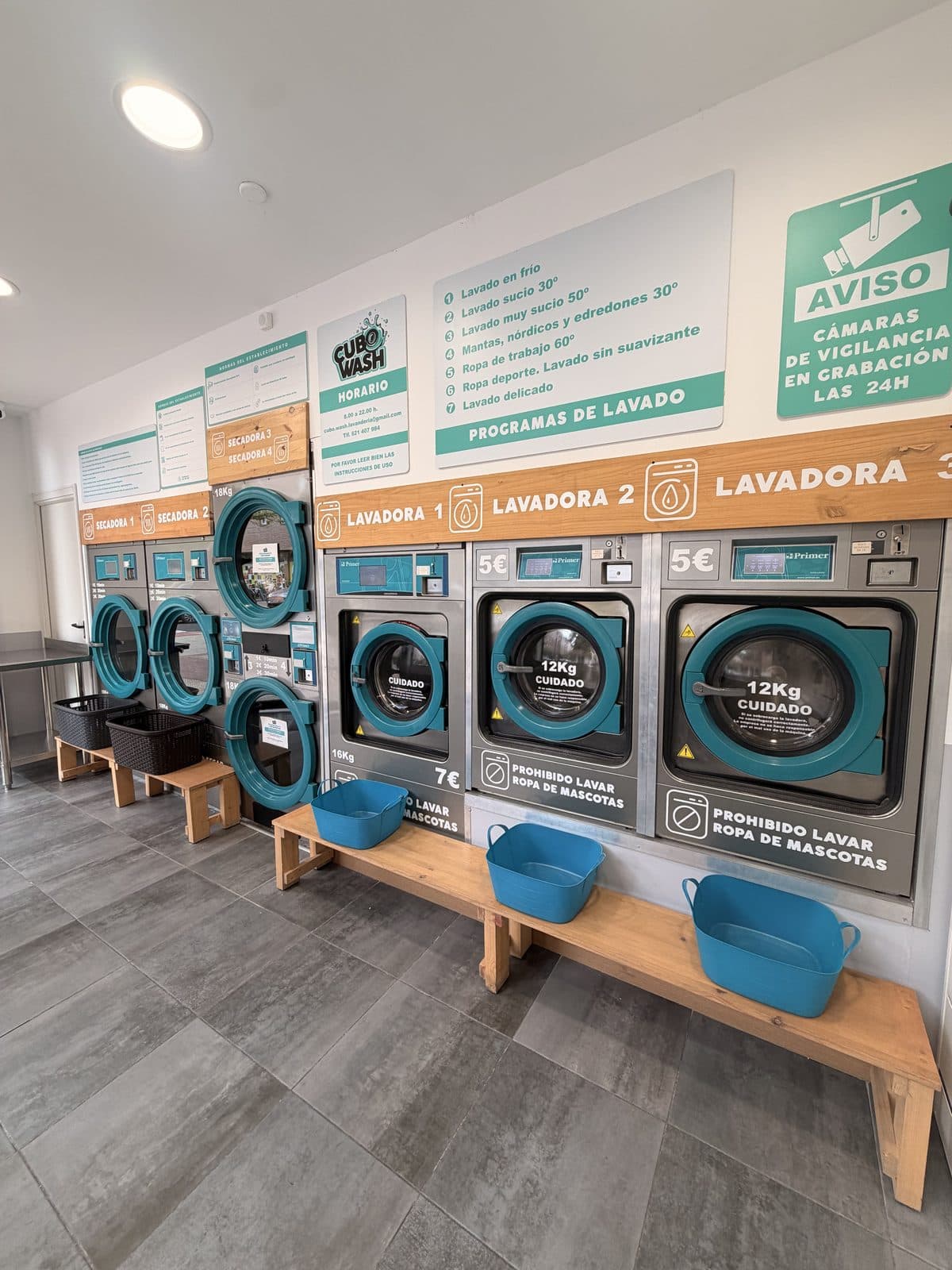 Interior de una lavandería Cubo Wash con lavadoras y zona de espera